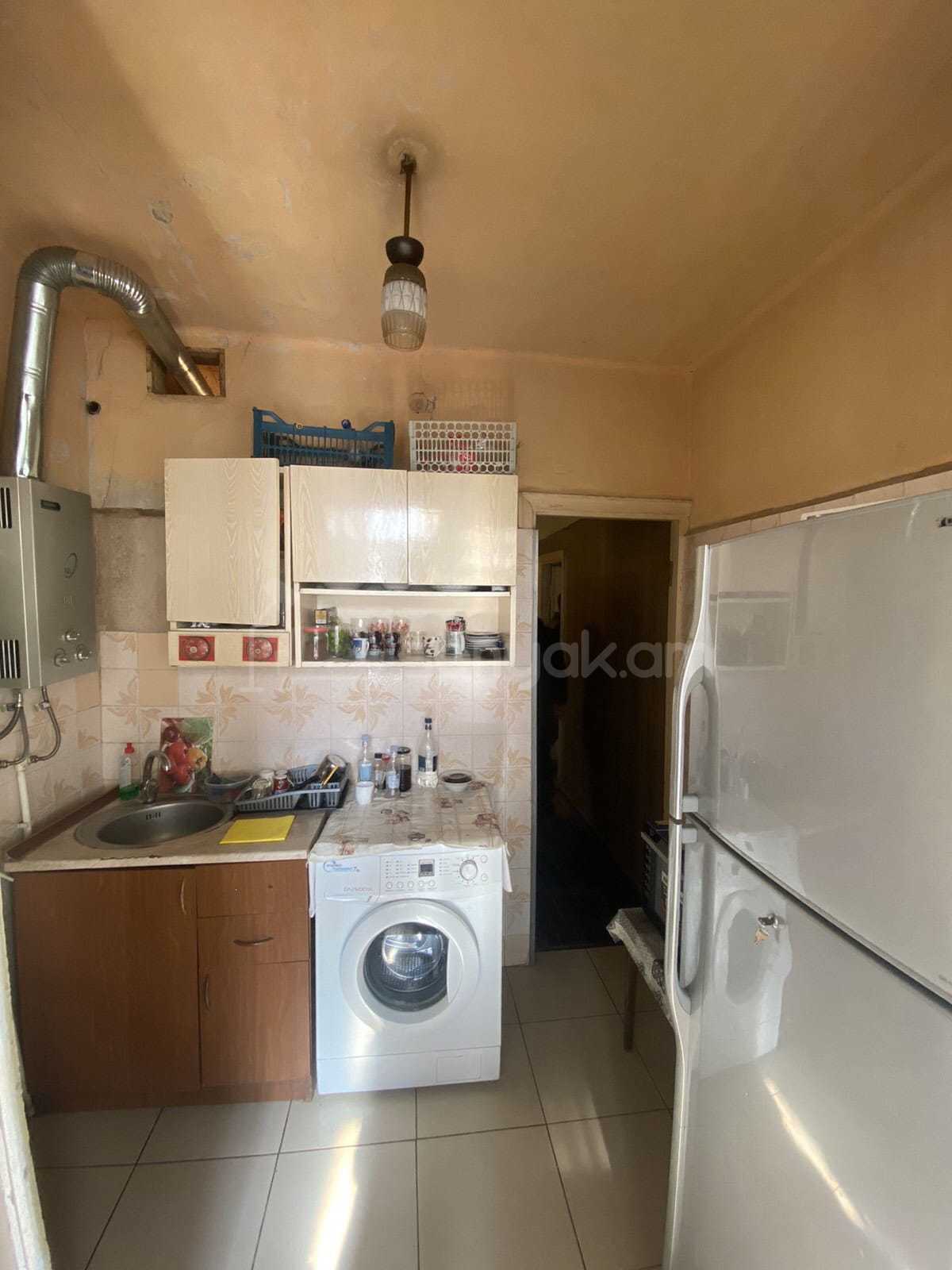 3 Սենյականոց Բնակարան Քարե Շենքում, 68քմ, 2/5 հարկ, Նորմալ Վիճակում, Կահավորված