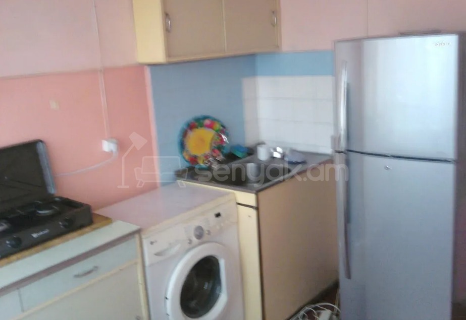 1 Սենյականոց Բնակարան Քարե Շենքում, 40քմ, 5/5 հարկ, Պետական Վիճակում