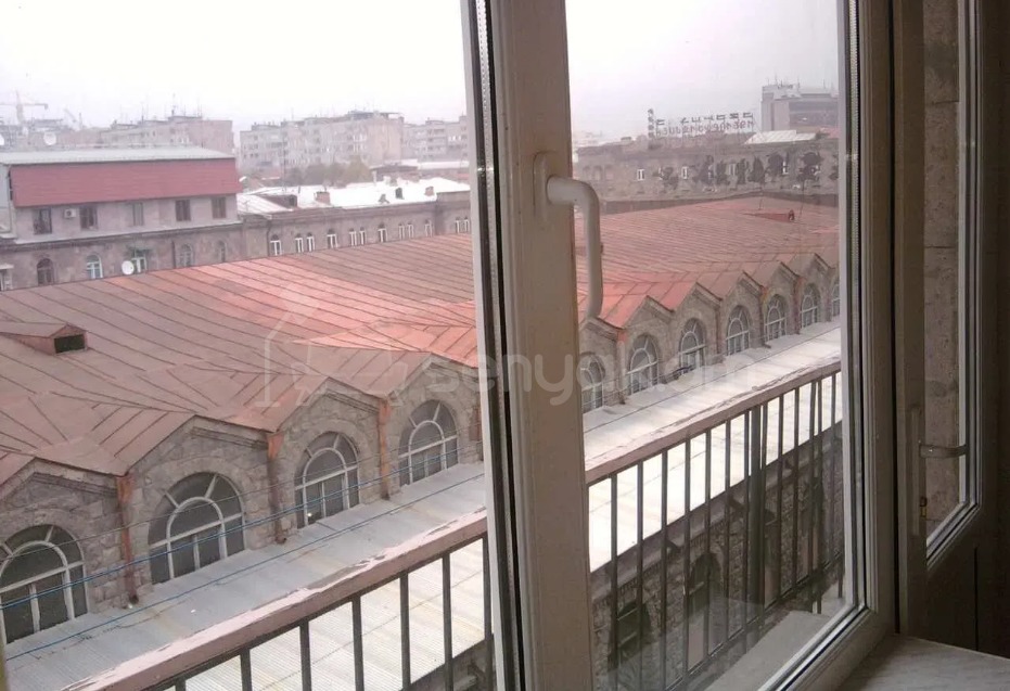 1 Սենյականոց Բնակարան Քարե Շենքում, 40քմ, 5/5 հարկ, Պետական Վիճակում
