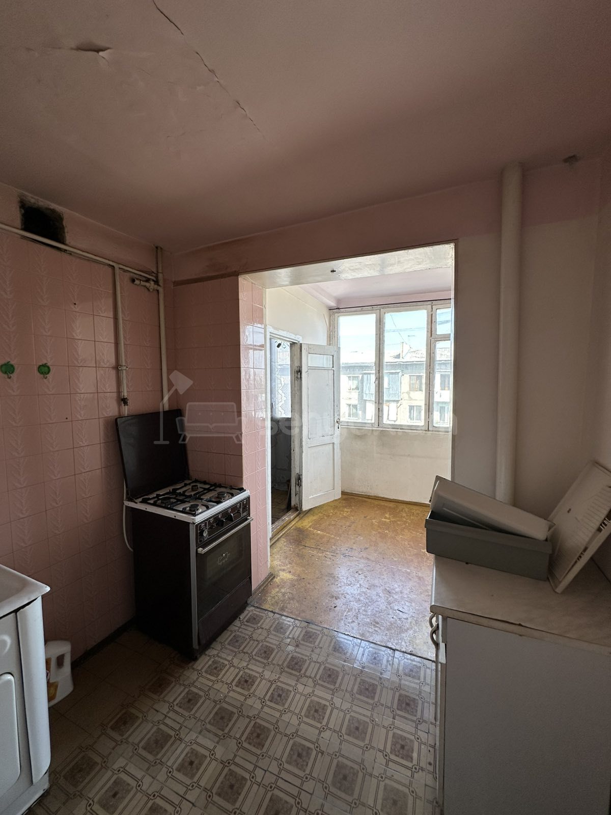 3 Սենյականոց Բնակարան Քարե Շենքում, 75քմ, 3/4 հարկ, Նորմալ Վիճակում, Մասամբ Կահավորված