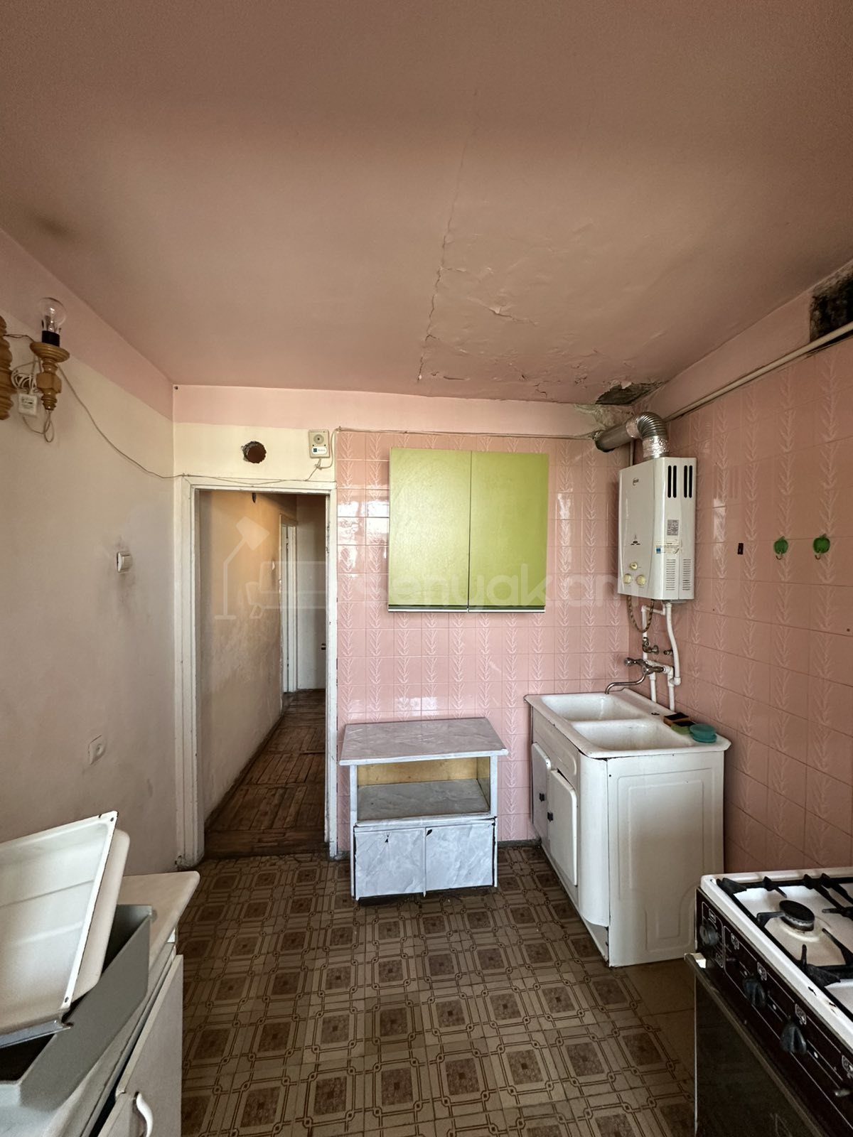 3 Սենյականոց Բնակարան Քարե Շենքում, 75քմ, 3/4 հարկ, Նորմալ Վիճակում, Մասամբ Կահավորված