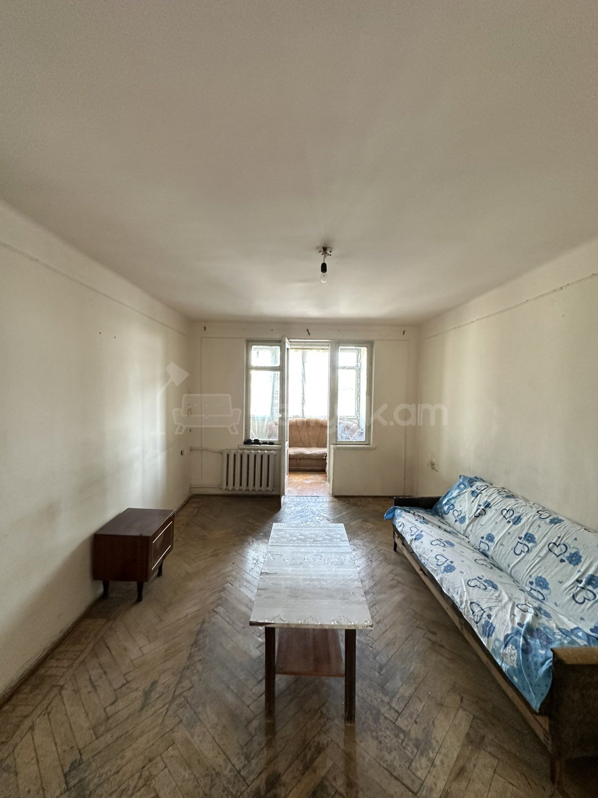 3 Սենյականոց Բնակարան Քարե Շենքում, 75քմ, 3/4 հարկ, Նորմալ Վիճակում, Մասամբ Կահավորված