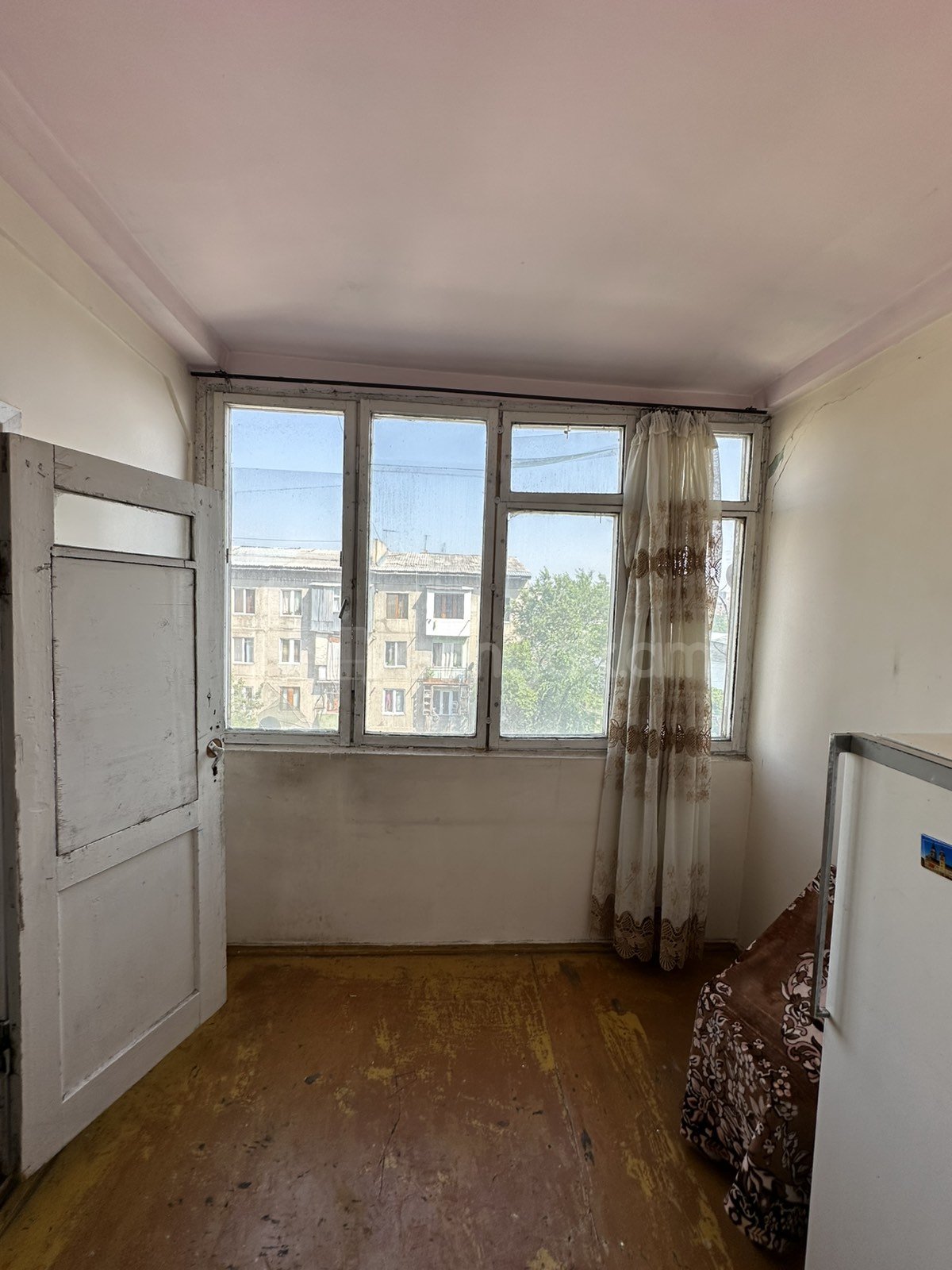 3 Սենյականոց Բնակարան Քարե Շենքում, 75քմ, 3/4 հարկ, Նորմալ Վիճակում, Մասամբ Կահավորված