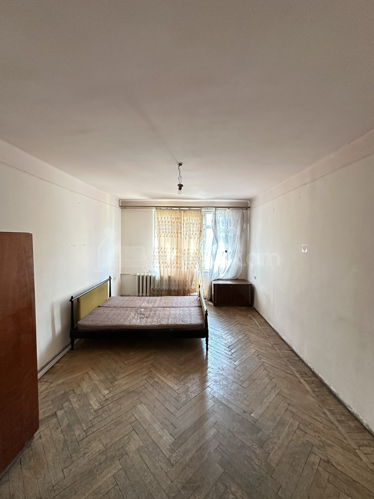 3 Սենյականոց Բնակարան Քարե Շենքում, 75քմ, 3/4 հարկ, Նորմալ Վիճակում, Մասամբ Կահավորված