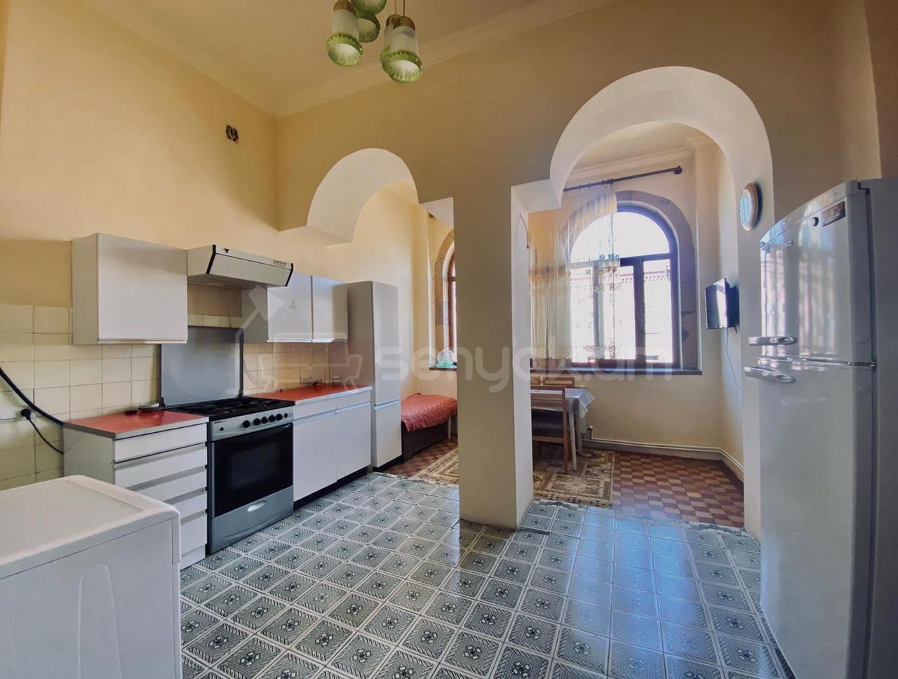 3 Սենյականոց Բնակարան Քարե Շենքում, 92քմ, 5/5 հարկ, Նորմալ Վիճակում, Կահավորված