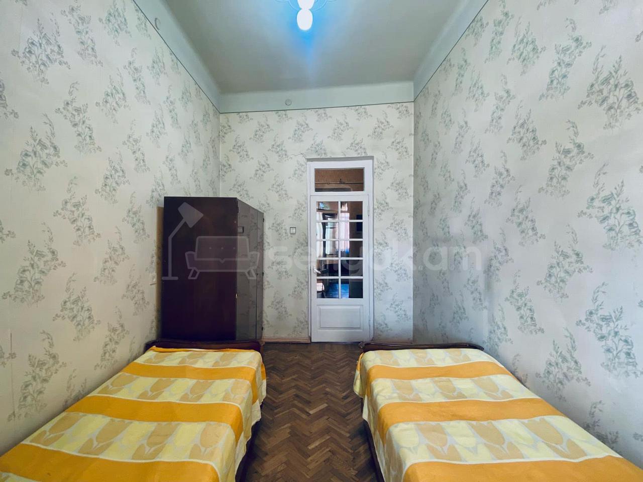 3 Սենյականոց Բնակարան Քարե Շենքում, 92քմ, 5/5 հարկ, Նորմալ Վիճակում, Կահավորված