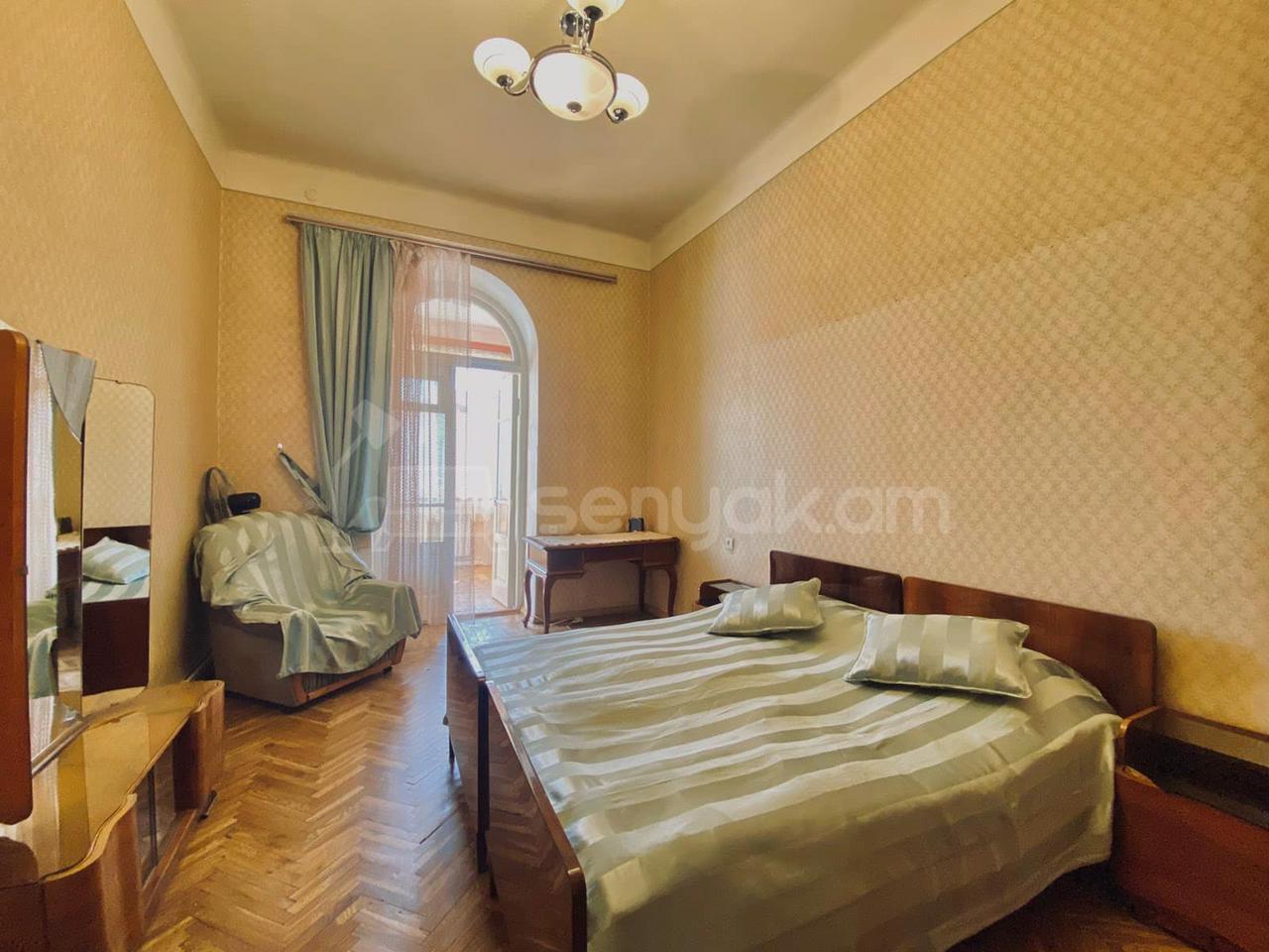 3 Սենյականոց Բնակարան Քարե Շենքում, 92քմ, 5/5 հարկ, Նորմալ Վիճակում, Կահավորված