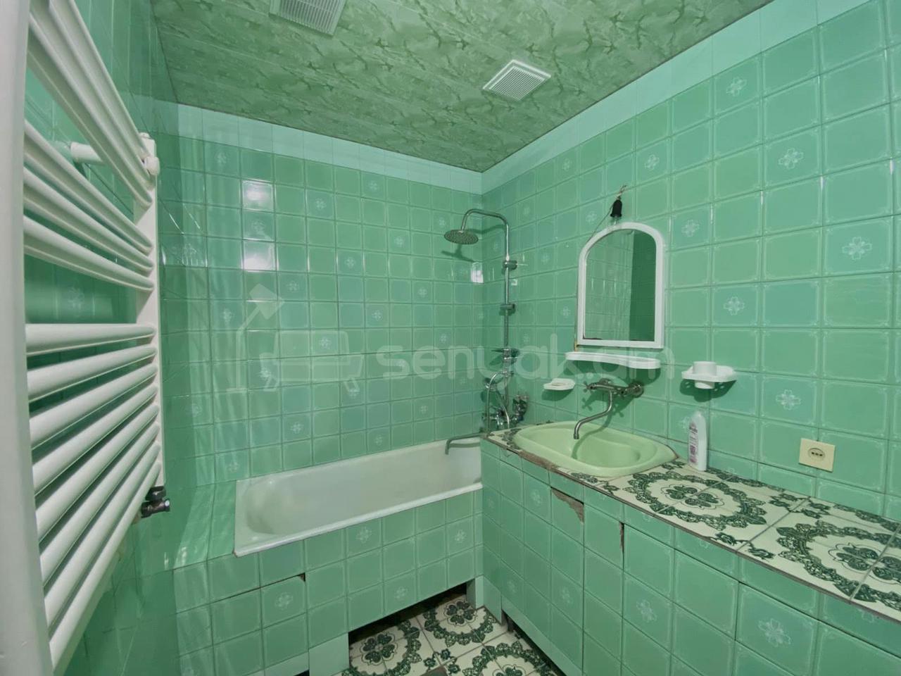 3 Սենյականոց Բնակարան Քարե Շենքում, 92քմ, 5/5 հարկ, Նորմալ Վիճակում, Կահավորված