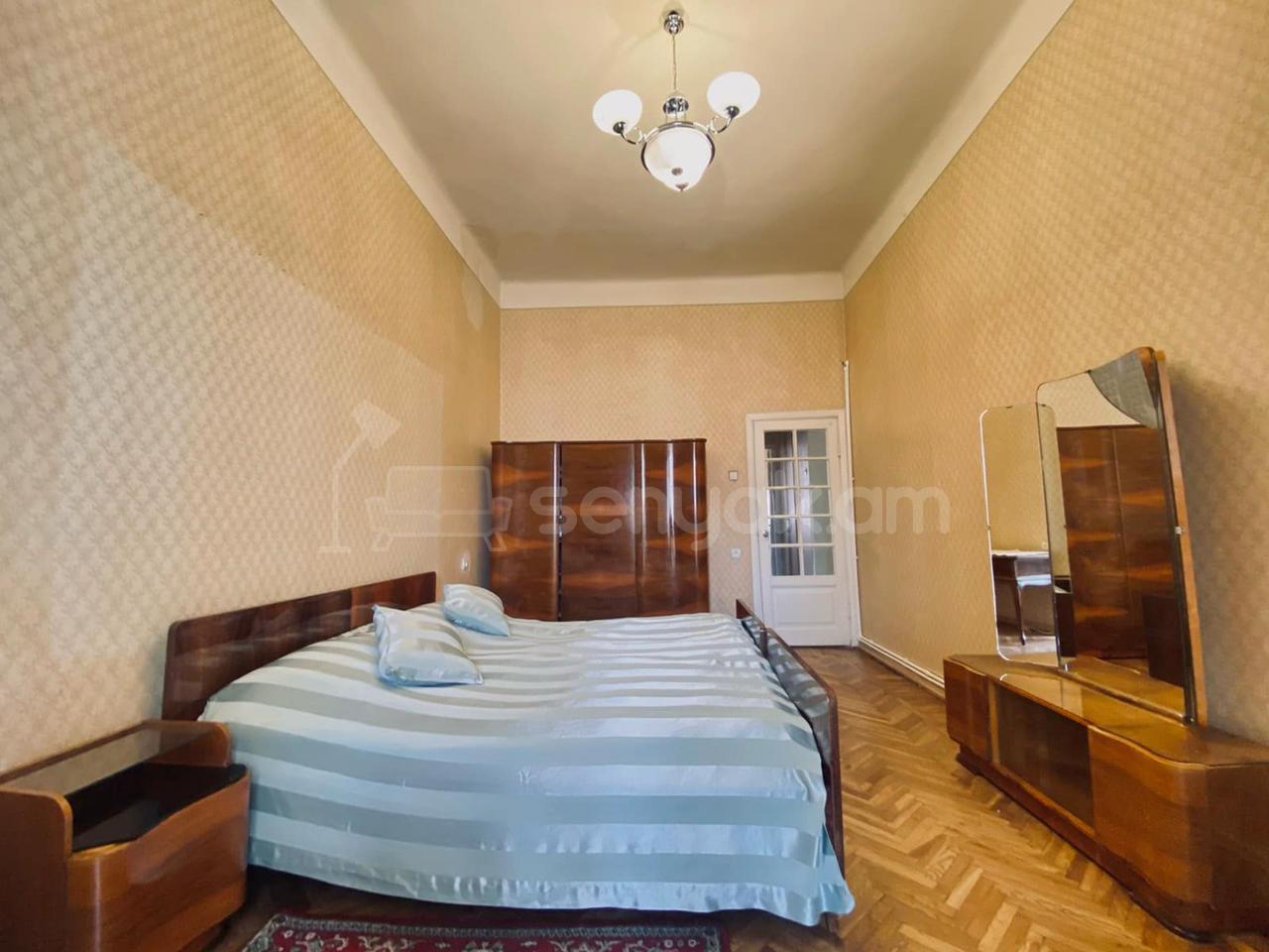 3 Սենյականոց Բնակարան Քարե Շենքում, 92քմ, 5/5 հարկ, Նորմալ Վիճակում, Կահավորված