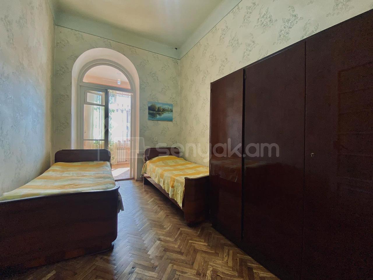 3 Սենյականոց Բնակարան Քարե Շենքում, 92քմ, 5/5 հարկ, Նորմալ Վիճակում, Կահավորված