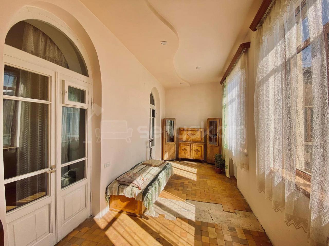 3 Սենյականոց Բնակարան Քարե Շենքում, 92քմ, 5/5 հարկ, Նորմալ Վիճակում, Կահավորված