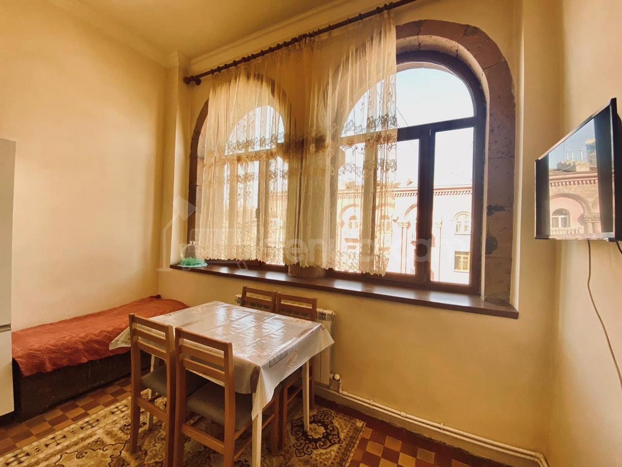 3 Սենյականոց Բնակարան Քարե Շենքում, 92քմ, 5/5 հարկ, Նորմալ Վիճակում, Կահավորված