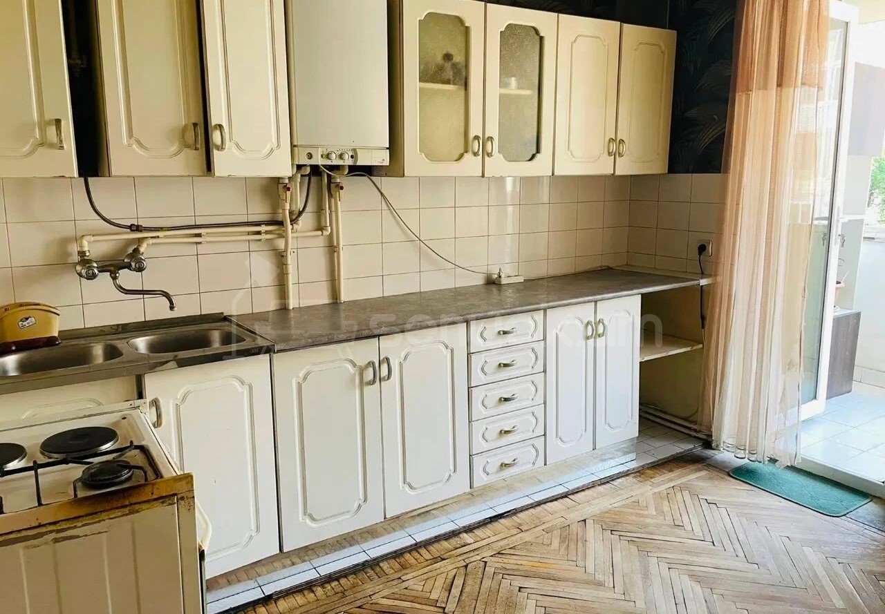 3 Սենյականոց Բնակարան Քարե Շենքում, 101քմ, 4/5 հարկ, Նորմալ Վիճակում