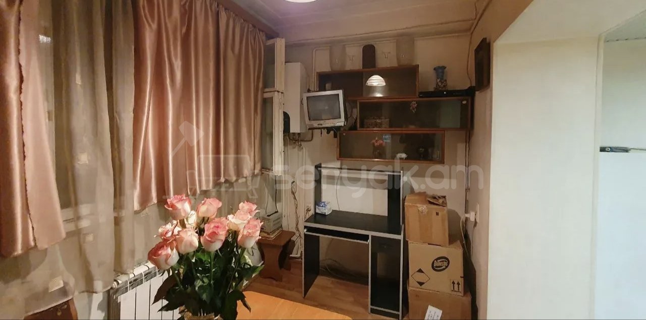 1 Սենյականոց Բնակարան Քարե Շենքում, 45քմ, 2/4 հարկ, Նորմալ Վիճակում, Կահավորված, Արևկող