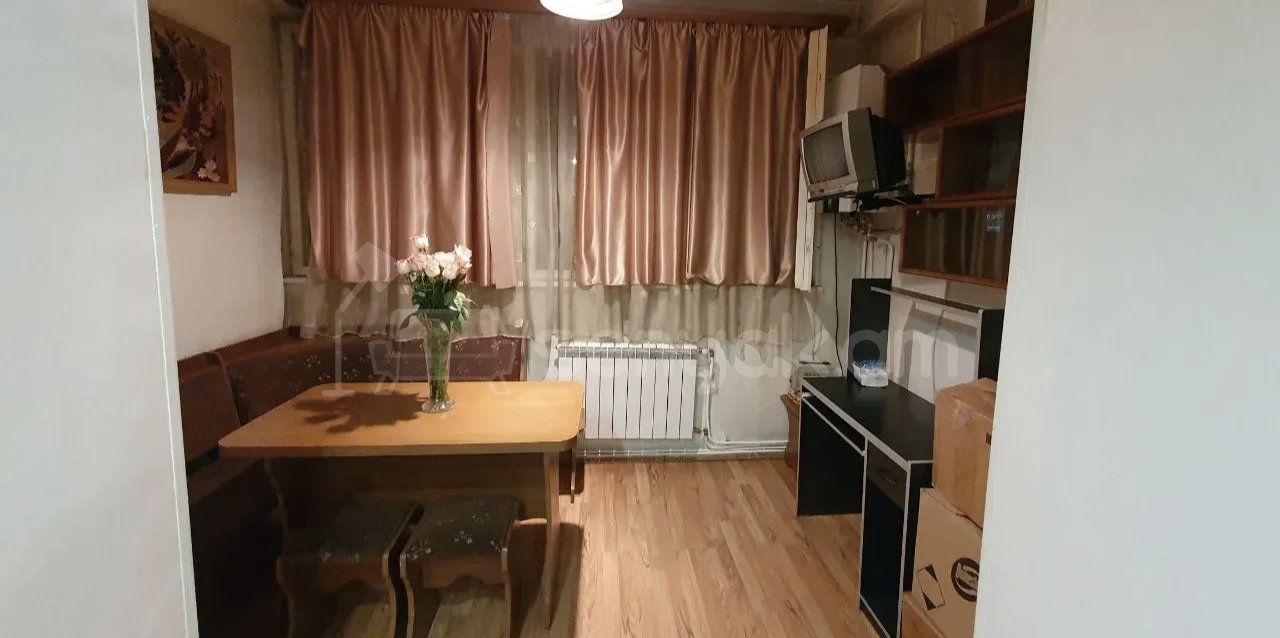1 Սենյականոց Բնակարան Քարե Շենքում, 45քմ, 2/4 հարկ, Նորմալ Վիճակում, Կահավորված, Արևկող