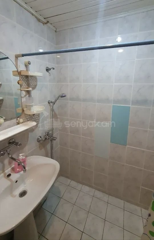 1 Սենյականոց Բնակարան Քարե Շենքում, 45քմ, 2/4 հարկ, Նորմալ Վիճակում, Կահավորված, Արևկող