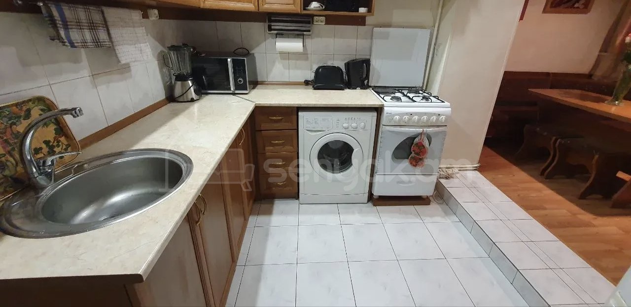 1 Սենյականոց Բնակարան Քարե Շենքում, 45քմ, 2/4 հարկ, Նորմալ Վիճակում, Կահավորված, Արևկող