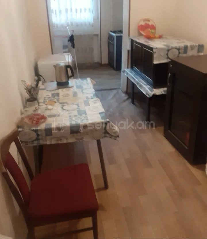 1 Սենյականոց Բնակարան Քարե Շենքում, 40քմ, 1/5 հարկ, Պետական Վիճակում, Կահավորված