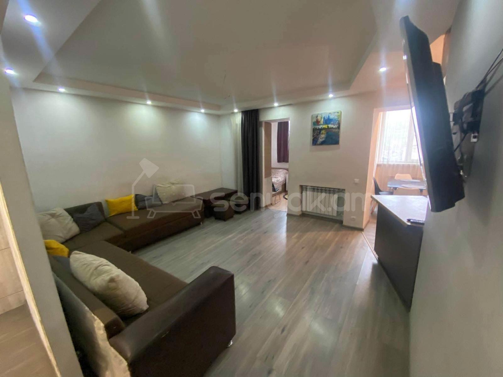 3 Սենյականոց Բնակարան Քարե Շենքում, 60քմ, 4/5 հարկ, Դիզայներական Վերանորոգված, Կահավորված