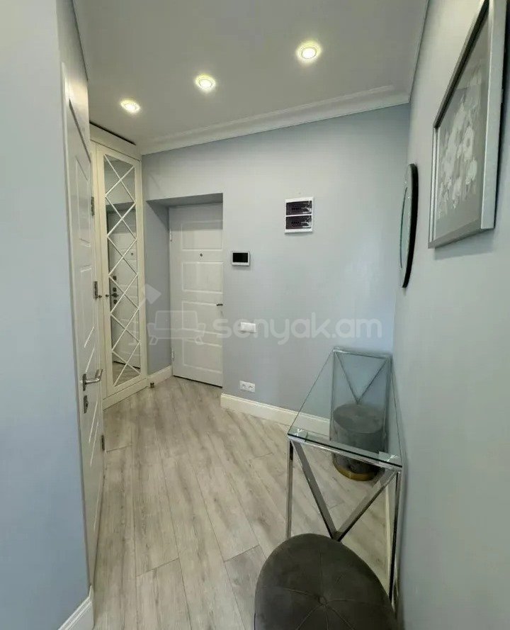 2 Սենյականոց Բնակարան Քարե Շենքում, 31քմ, 4/5 հարկ, Կապիտալ Վերանորոգված