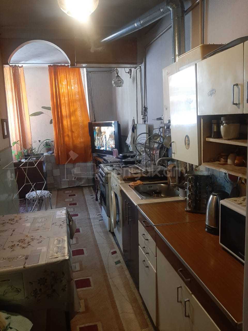 1 Սենյականոց Բնակարան Քարե Շենքում, 50քմ, 1/5 հարկ, Նորմալ Վիճակում