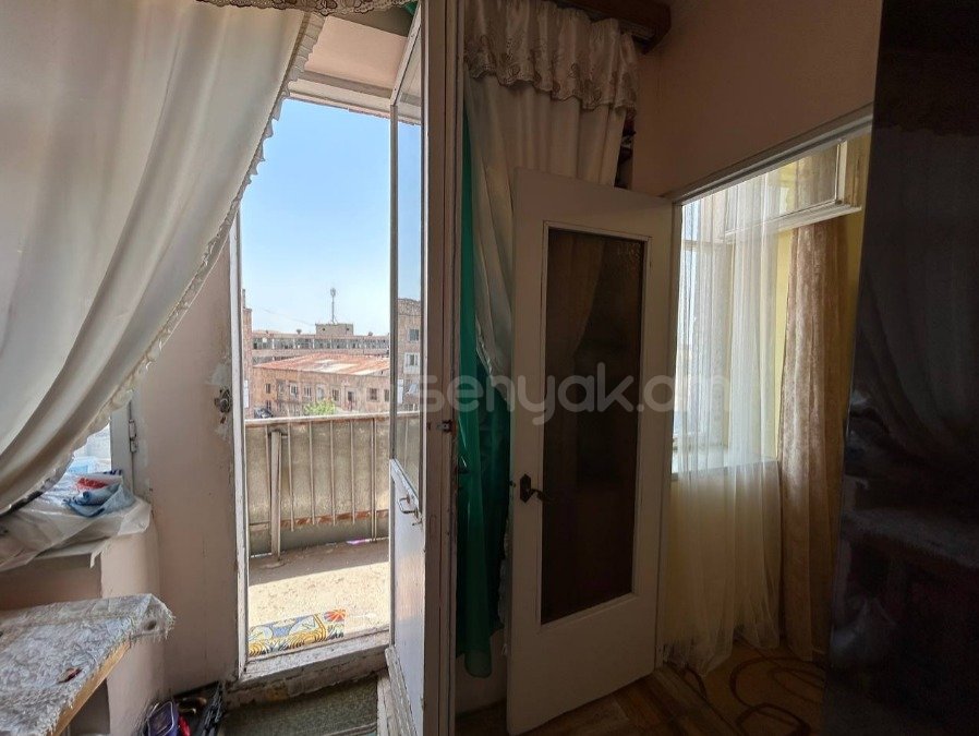 3 Սենյականոց Բնակարան Քարե Շենքում, 64քմ, 4/4 հարկ, Նորմալ Վիճակում