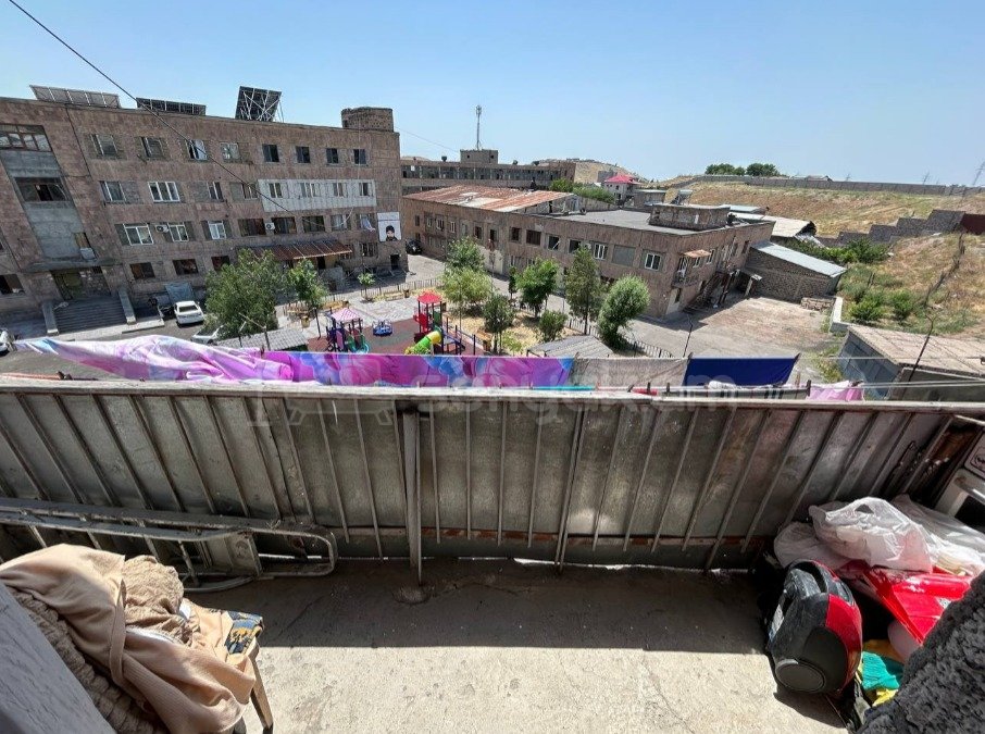 3 Սենյականոց Բնակարան Քարե Շենքում, 64քմ, 4/4 հարկ, Նորմալ Վիճակում