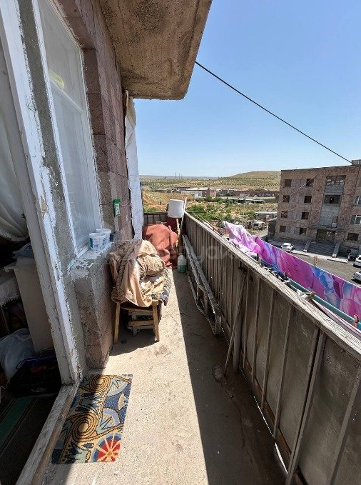 3 Սենյականոց Բնակարան Քարե Շենքում, 64քմ, 4/4 հարկ, Նորմալ Վիճակում