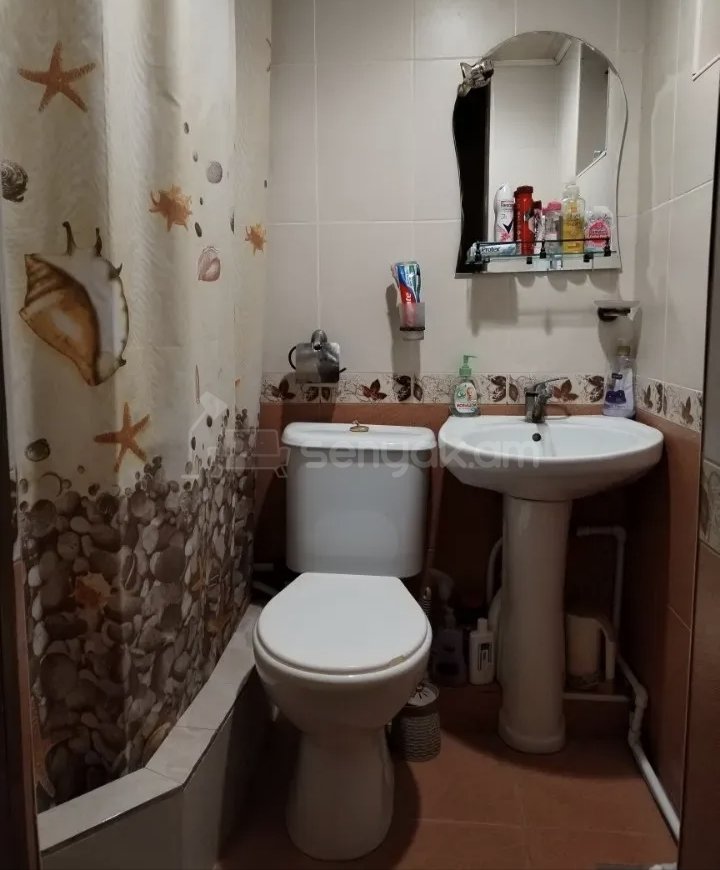2 Սենյականոց Բնակարան Քարե Շենքում, 60քմ, 2/2 հարկ, Նորմալ Վիճակում, Կահավորված, Արևկող