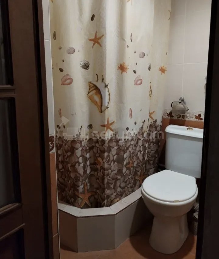 2 Սենյականոց Բնակարան Քարե Շենքում, 60քմ, 2/2 հարկ, Նորմալ Վիճակում, Կահավորված, Արևկող