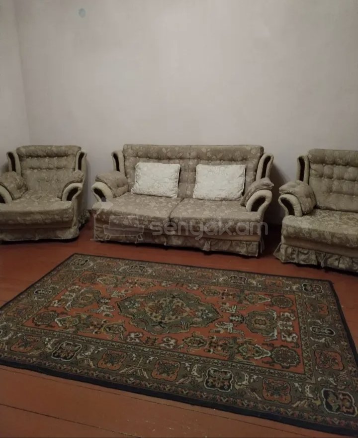 2 Սենյականոց Բնակարան Քարե Շենքում, 60քմ, 2/2 հարկ, Նորմալ Վիճակում, Կահավորված, Արևկող