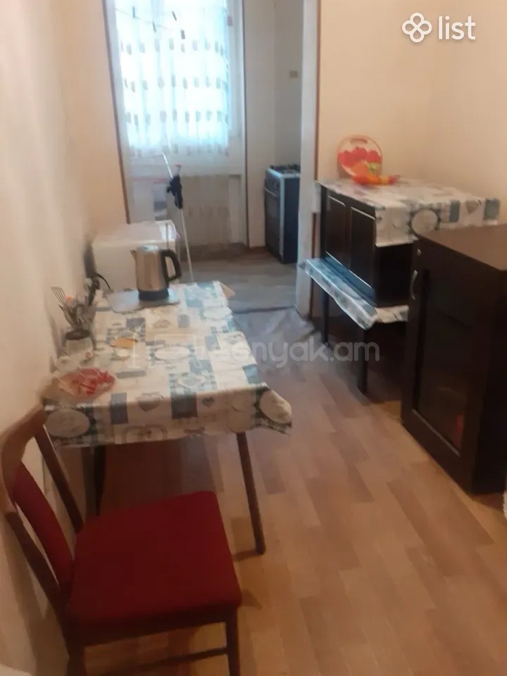 1 Սենյականոց Բնակարան Քարե Շենքում, 38քմ, 1/5 հարկ, Նորմալ Վիճակում, Կահավորված