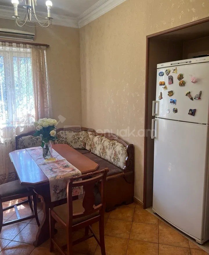 4 Սենյականոց Բնակարան Քարե Շենքում, 126քմ, 2/3 հարկ, Դիզայներական Վերանորոգված