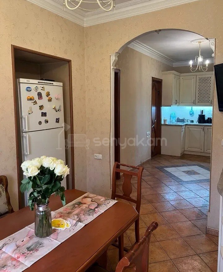 4 Սենյականոց Բնակարան Քարե Շենքում, 126քմ, 2/3 հարկ, Դիզայներական Վերանորոգված