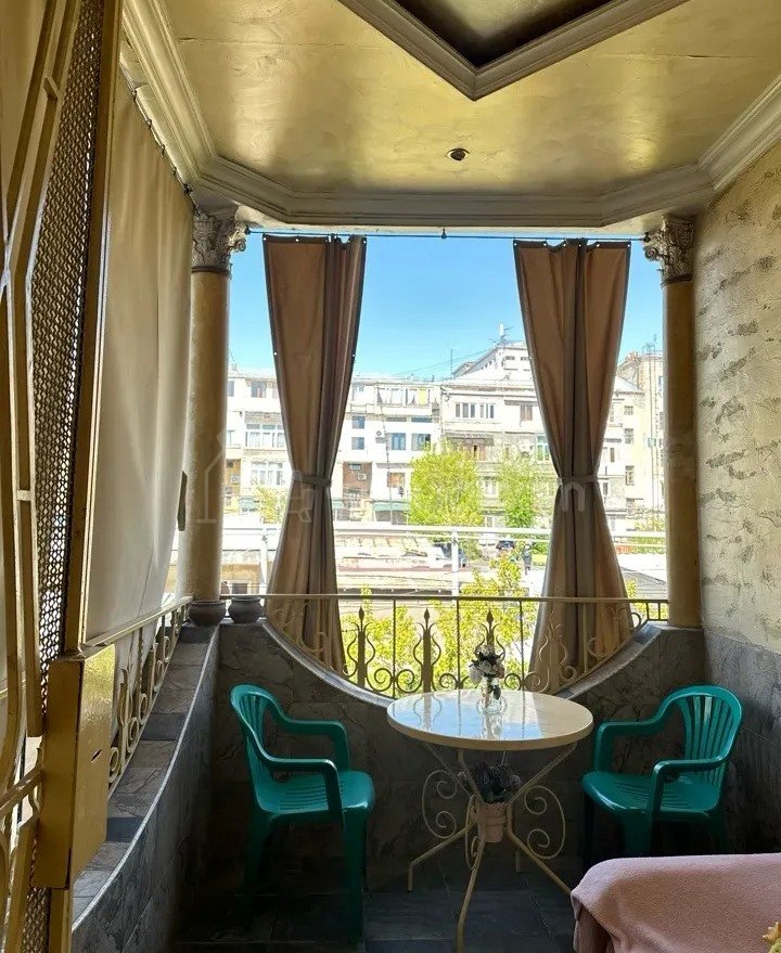 4 Սենյականոց Բնակարան Քարե Շենքում, 126քմ, 2/3 հարկ, Դիզայներական Վերանորոգված