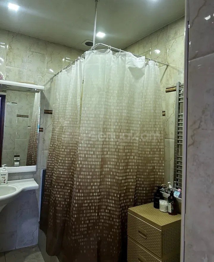 4 Սենյականոց Բնակարան Քարե Շենքում, 126քմ, 2/3 հարկ, Դիզայներական Վերանորոգված