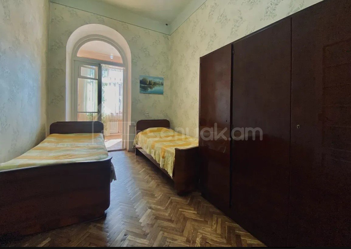 4 Սենյականոց Բնակարան Քարե Շենքում, 100քմ, 4/5 հարկ, Նորմալ Վիճակում, Կահավորված
