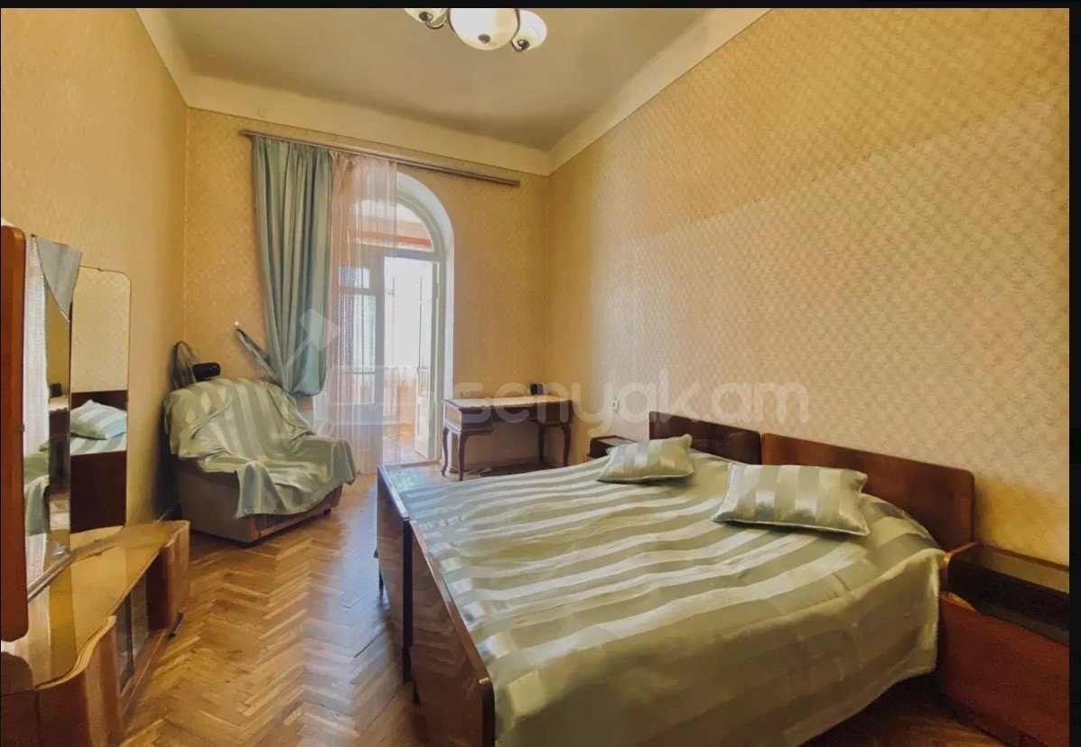 4 Սենյականոց Բնակարան Քարե Շենքում, 100քմ, 4/5 հարկ, Նորմալ Վիճակում, Կահավորված