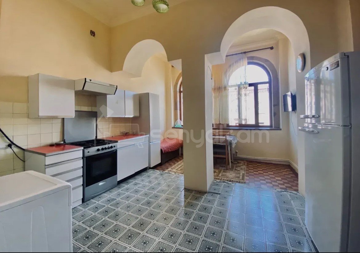 4 Սենյականոց Բնակարան Քարե Շենքում, 100քմ, 4/5 հարկ, Նորմալ Վիճակում, Կահավորված