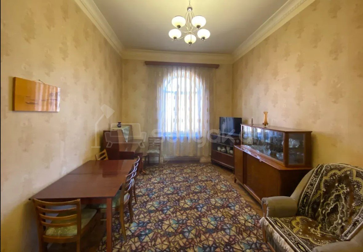 4 Սենյականոց Բնակարան Քարե Շենքում, 100քմ, 4/5 հարկ, Նորմալ Վիճակում, Կահավորված