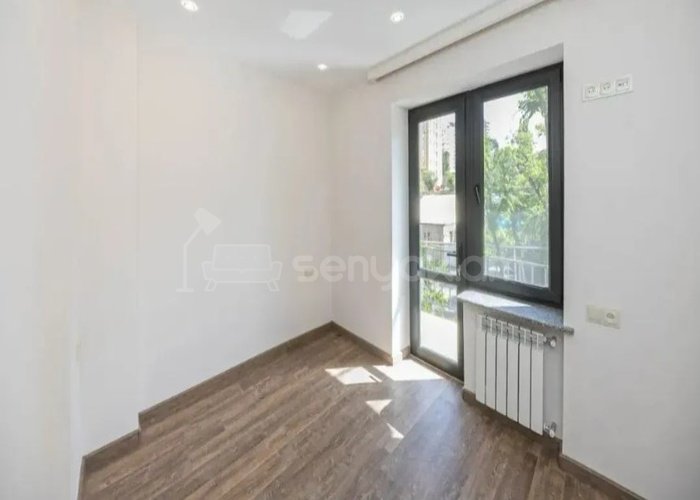 3 Սենյականոց Բնակարան Քարե Շենքում, 77քմ, 3/5 հարկ, Կապիտալ Վերանորոգված