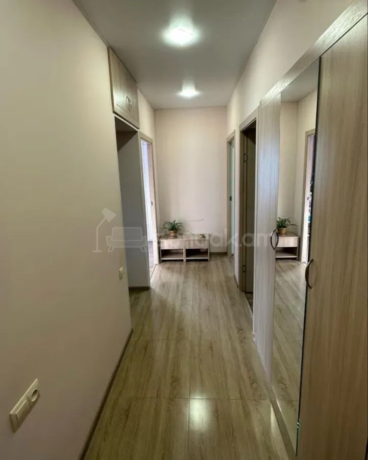 3 Սենյականոց Բնակարան Քարե Շենքում, 75քմ, 5/5 հարկ, Կապիտալ Վերանորոգված