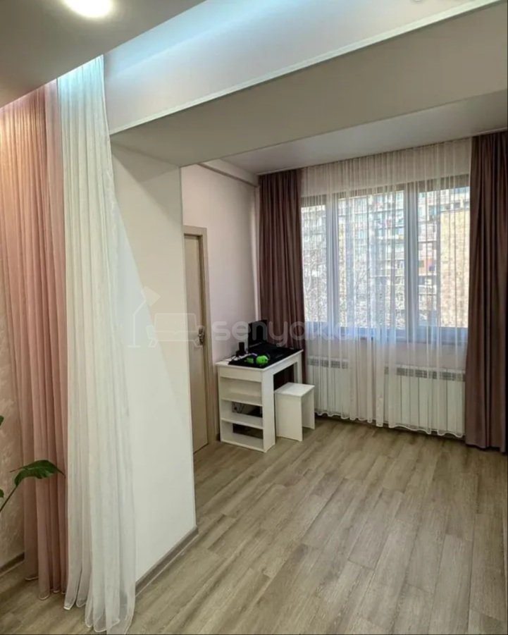 3 Սենյականոց Բնակարան Քարե Շենքում, 75քմ, 5/5 հարկ, Կապիտալ Վերանորոգված
