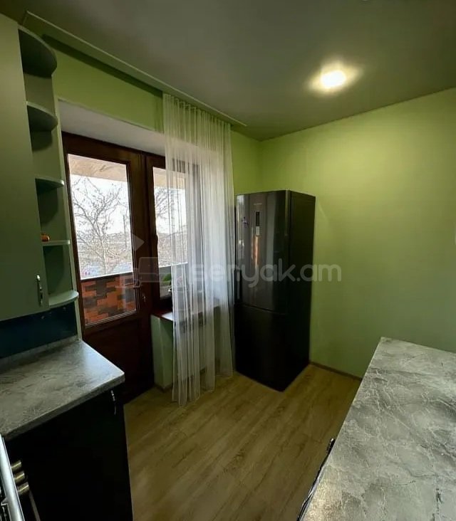 3 Սենյականոց Բնակարան Քարե Շենքում, 75քմ, 5/5 հարկ, Կապիտալ Վերանորոգված
