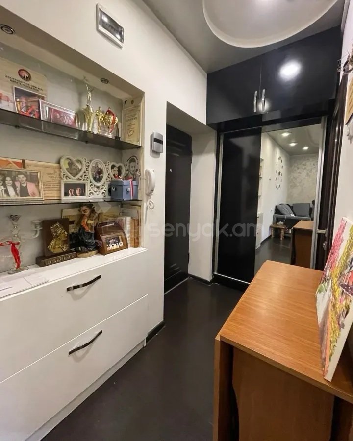 3 Սենյականոց Բնակարան Քարե Շենքում, 45քմ, 5/5 հարկ, Կապիտալ Վերանորոգված