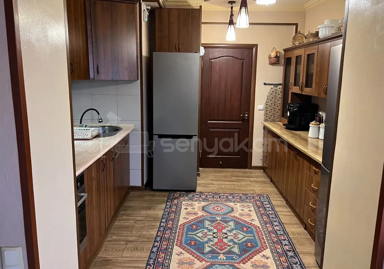 3 Սենյականոց Բնակարան Քարե Շենքում, 95քմ, 5/5 հարկ, Կապիտալ Վերանորոգված