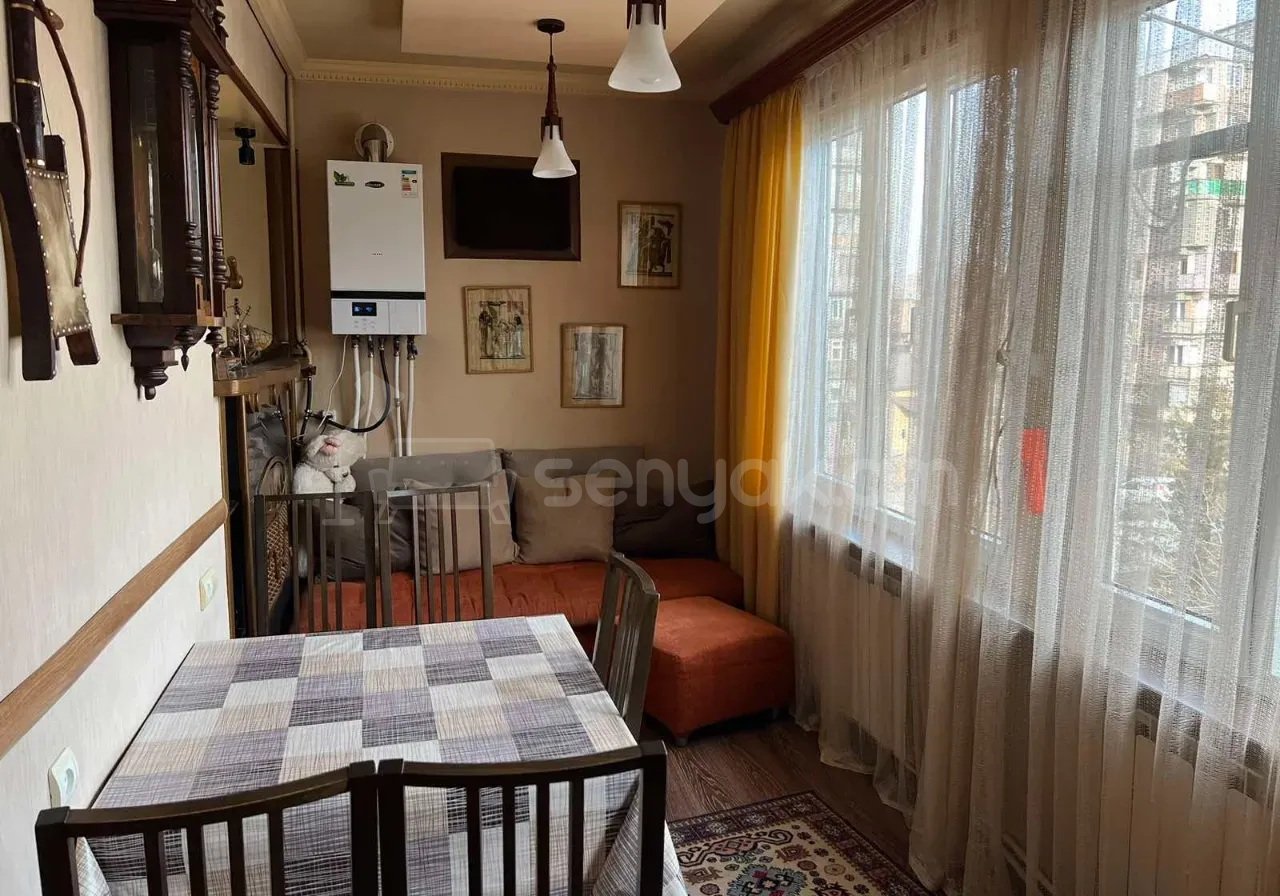3 Սենյականոց Բնակարան Քարե Շենքում, 95քմ, 5/5 հարկ, Կապիտալ Վերանորոգված