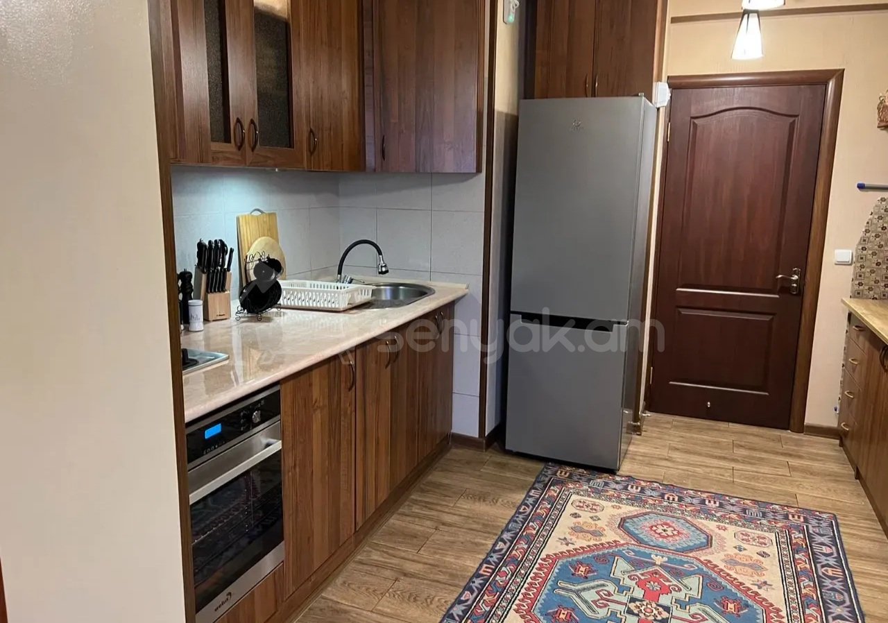 3 Սենյականոց Բնակարան Քարե Շենքում, 95քմ, 5/5 հարկ, Կապիտալ Վերանորոգված