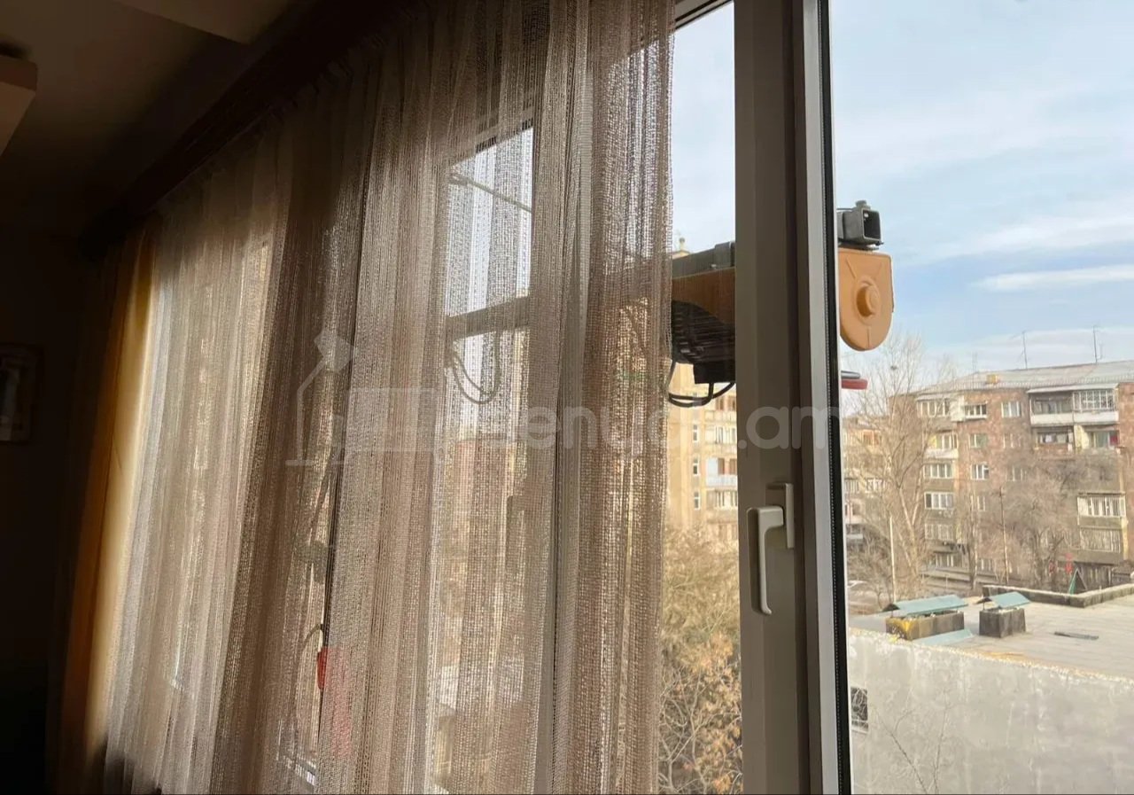 3 Սենյականոց Բնակարան Քարե Շենքում, 95քմ, 5/5 հարկ, Կապիտալ Վերանորոգված