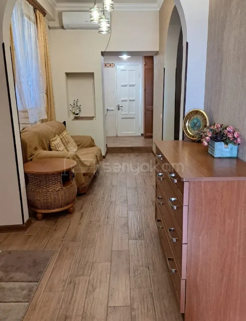 3 Սենյականոց Բնակարան Քարե Շենքում, 80քմ, 3/3 հարկ, Կապիտալ Վերանորոգված, Կահավորված